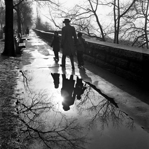 vivian-maier-father-and-children-reflected-in-a-paddle