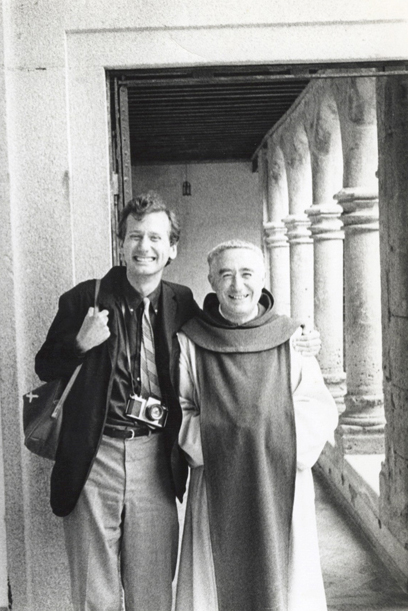 Edward Wallowitch avec un prêtre non identifié, vers les années 1950