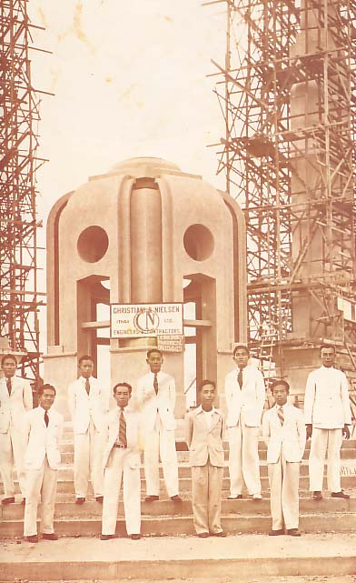 Workers of Christiani & Nielsen in front of the Democracy Monument in 1940