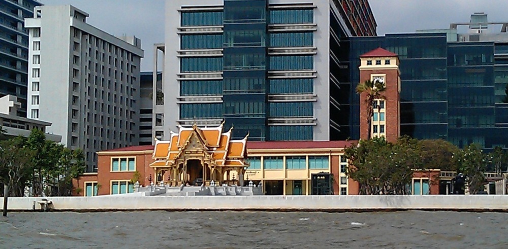 A view from the river: Döhring's railway station sandwiched between the King Chulalongkorn pagoda and buildings of Siriraj Hospital.