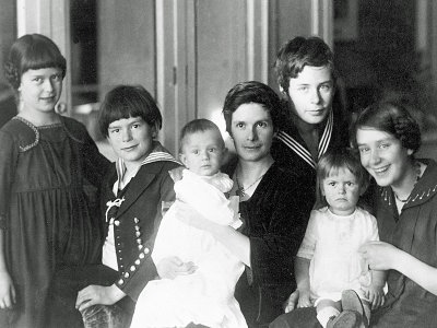 Katia Mann and the six nippers in 1919. Thomas must be off writing The Magic Mountain