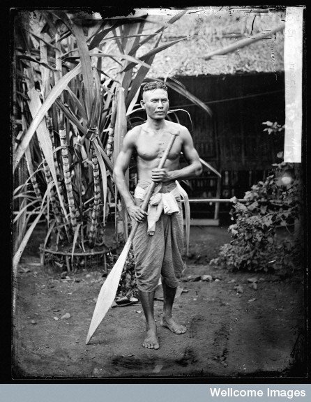 A Siamese boatman with his oar, photo John Thomson, circa 1865. Courtesy of the Wellcome Library.