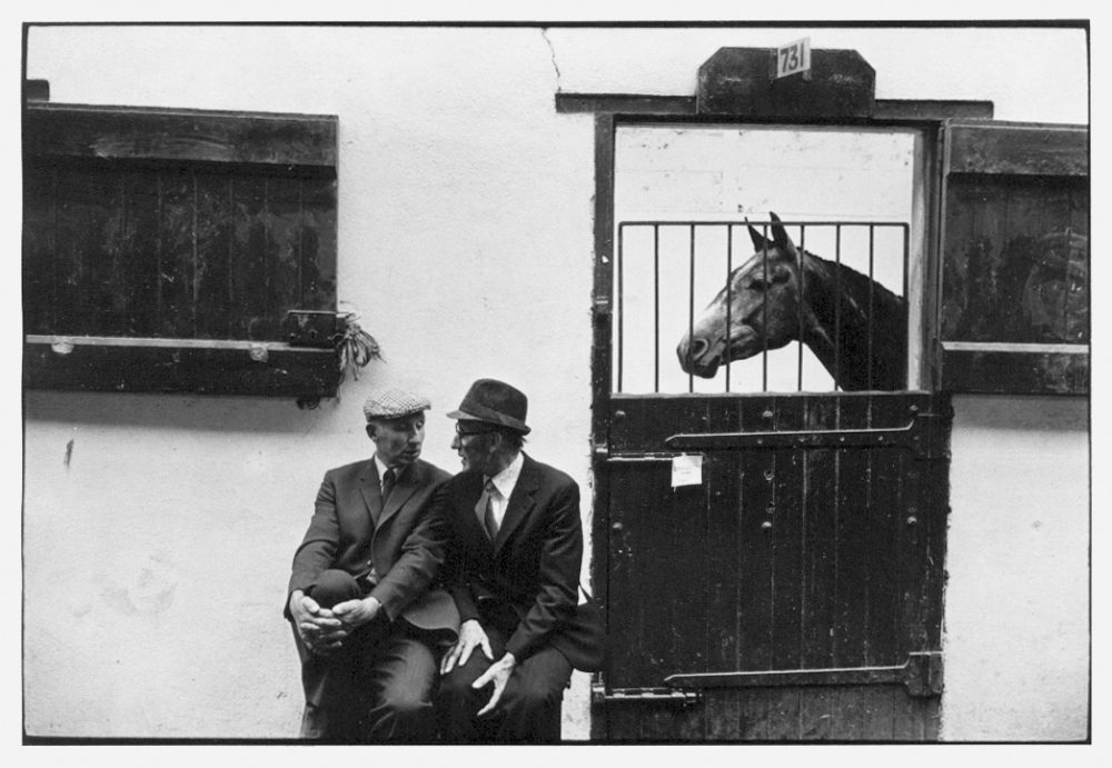 William Gedney, Two men talking outside horse stall, Ballsbridge, Dublin, 1974